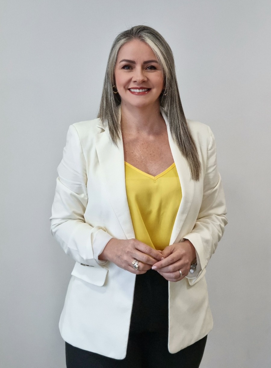Mónica Sierra — Asesora Financiera